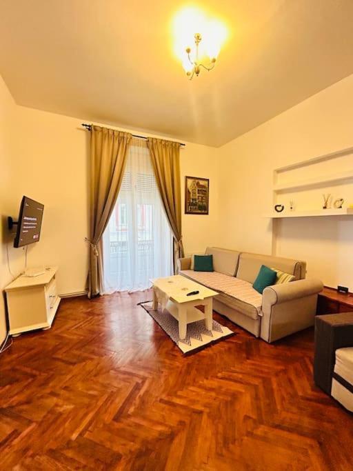 Hidden Gem In The Old Town Apartment Timisoara Exterior photo